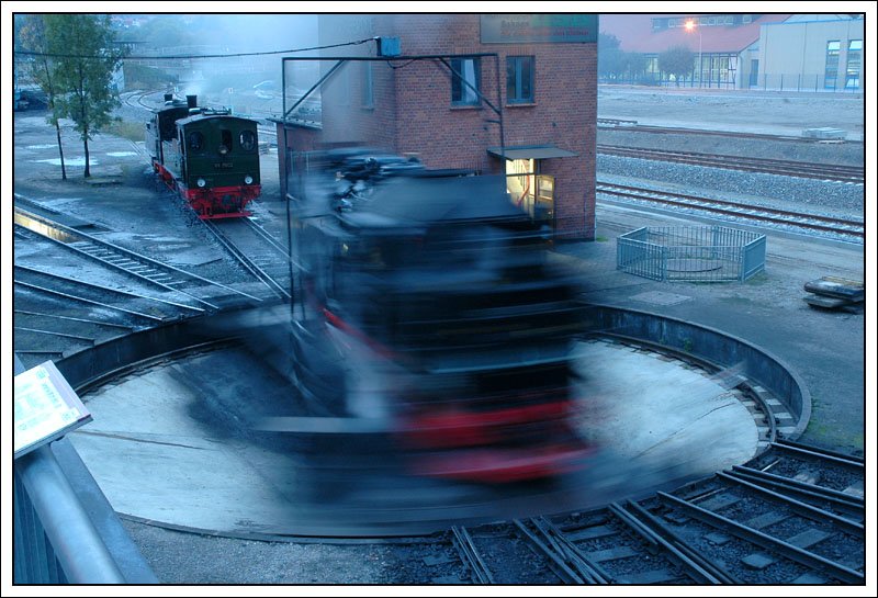 Blaue Stunde am Abend des 9.10.2007: 99 222 beim Drehen auf der Drehscheibe (sieht man glaube ich ;-) ) im Depot in Wernigerode.

