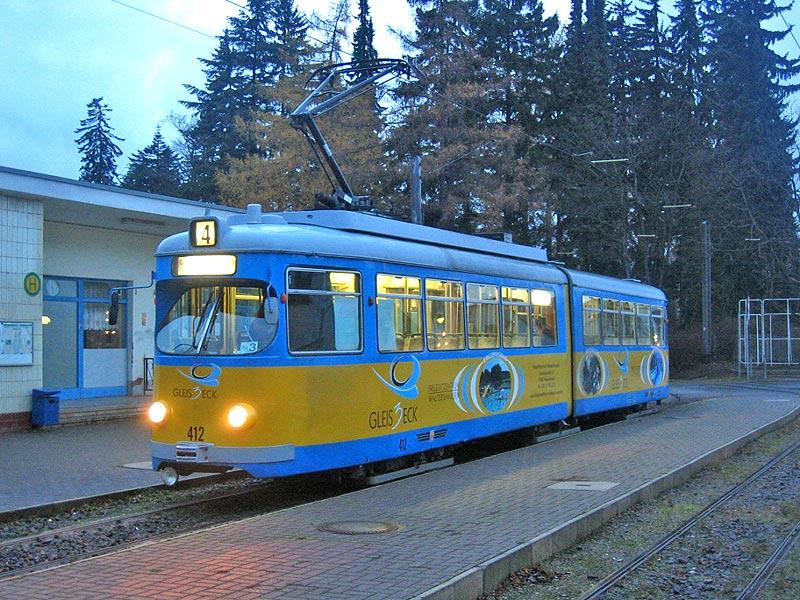 Blaue Stunde an der Endhaltestelle Tabarz. TW 412 am 27.11.2004