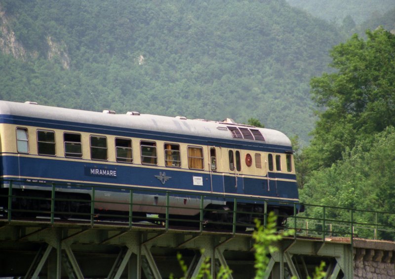  Blauer Blitz  hier als Sonderzug am 3. Juni 1999 als  Miramare  auf der Fahrt nach Triest kurz vor Most na Soci
