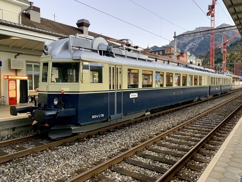Blauer Pfeil BCFe 4/6 736 der BLS am 24.10.21 im Bahnhof 