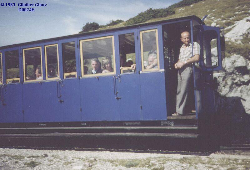 Blauer Wagen (mit Lok 999.102) bei der Bergfahrt zwischen Schafbergalm und Schafbergspitze im Sommer 1983. Da die Lok schiebt, mu� auf der Plattform eine Begleitpersonen stehen, die den Zug stopen kann.