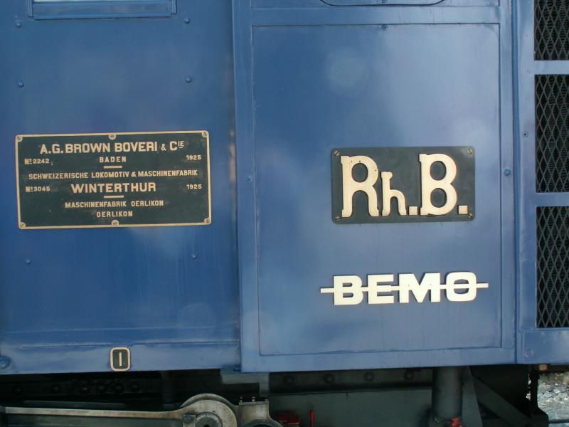 Blaues Krokodil,Fabrikschild und Sponsorenanschrift an der 412.
Chur 18.06.05 (der zweite Sponsor ist LGB)