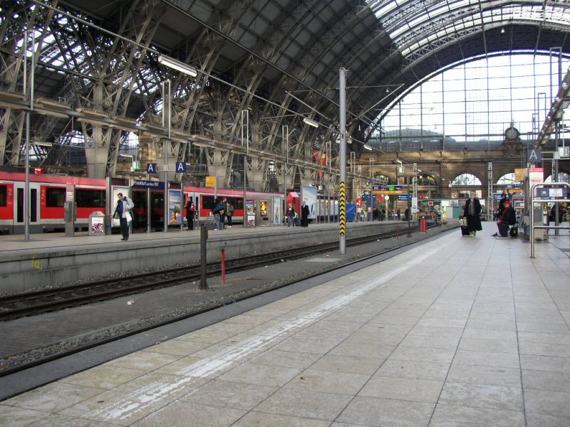 Blck von Gleis 7 richtung 8 / 9, wo sich auch ein Regionalzug (VT 112.2) befindet. 29.01.08!!!