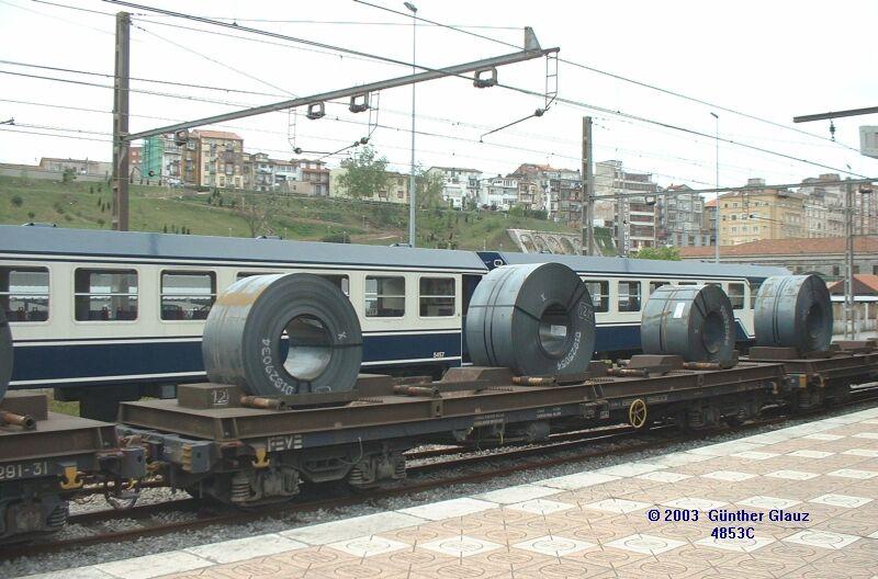 Blechrollen-Tragwagen am 09.05.2003 im Bahnhof Santander, dahinter der Touristenzug.