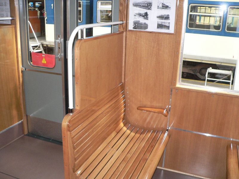 Blick in das 3.-Klasse-Abteil des ET 171 082, das vom Historische S-Bahn Hamburg e.V. in jahrelanger Arbeit aufbereitet wurde und seit April 2007 fr Sonderfahrten eingesetzt wird. 2.9.2007, Tag der offenen Tr in Ohlsdorf.