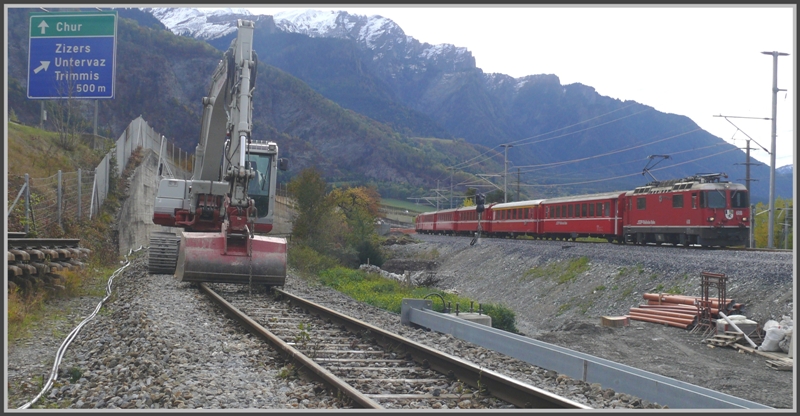 Blick von der alten zur neuverlegten Strecke bei Zizers. RE1253 mit Ge 4/4 II 618  Bergn/Bravuogn  fhrt auf dem neuen Streckenabschnitt. (25.10.2009)