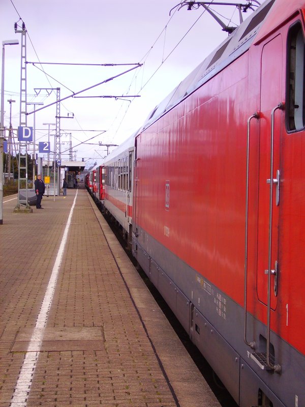 Blick am IC 1971 entlang beim Halt in Elmshorn. 12.10.07