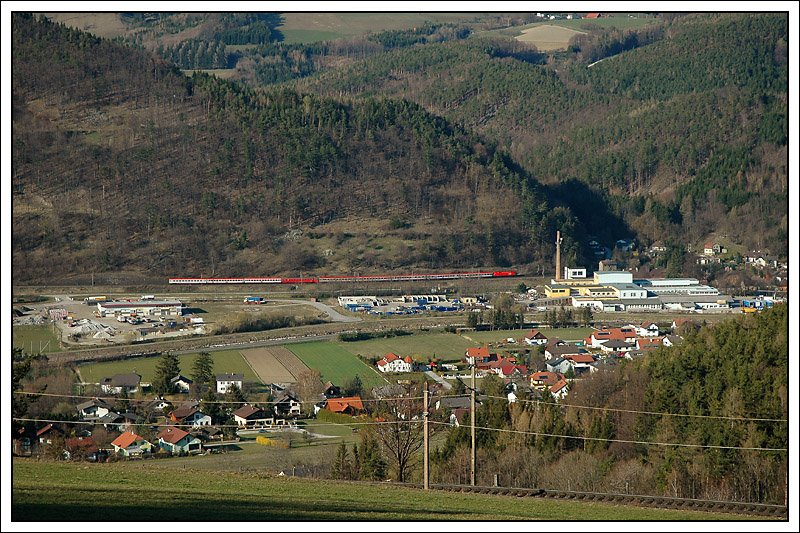 Blick von der Apfelwiese hinunter auf Schlglmhl und den von Graz nach Wien fahrenden OEC 558  STYRIARTE GRAZ , der am 30.3.2008 mit 1116 069 bespannt war.