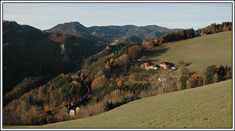 Blick auf das 142 Meter lange Wagnergraben Viadukt. Viel Zug ist auf diesem Bild nicht zu sehen. Es zeigt eine 4010er Doppelgarnitur als IC 550  Wiener Volkshochschulen   von Graz nach Wien am 25.11.2006.