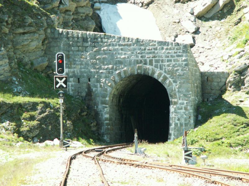 Blick auf den 1874m langen Scheiteltunnel (Ostportal)Der Durchschlag erfolgte 1915.Er wurde 1981 durch den Basistunnel Realp-Oberwald ersetzt.Der hchste Punkt der Strecke befindet sich im Tunnel.Furka,14.07.05