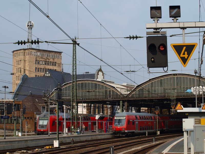 Blick auf den Aachener Hauptbahnhof von Gleis 6. Links im Bild RE 1  (Nordrhein-Westfalen-Express) nach Hamm, Bildmitte RE 4 (Wupper-Express) der in Aachen endet