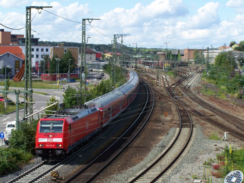 Blick auf den Aalener Bahnhof. Zur gleichen Zeit verlsst Br.146 212-6 mit einem RE-zug nach Stuttgart Hbf den Bahnhof Aalen.
Aufgenommen am 06.07.2007