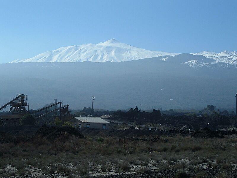 Blick auf den tna am 02.02.2006 von der Bahnstrecke bei der Station Cerro, der hchste Gipfel ist 3340 m. Bis hinter den dunklen Gipfel auf der rechten Seite geht eine Strae bis auf 1860 m, dort gibt es einen Skilift und eine Langlaufloipe, es lagen dort mindestens 80 cm Schnee. Im Vordergrund wird Lava abgebaut, sie wird zu Mineraldnger verarbeitet.