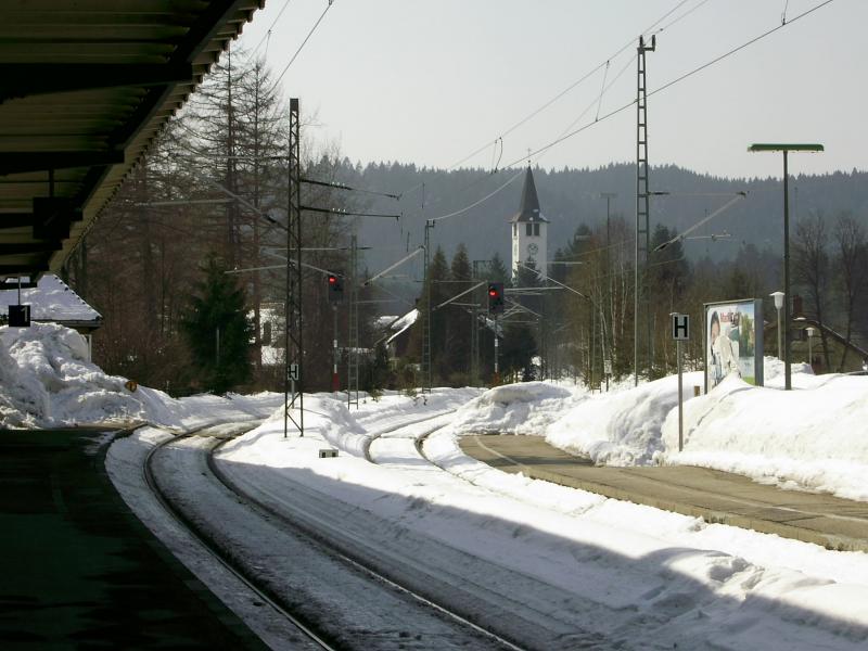 Blick auf die Ausfahrt Richtung Hinterzarten (3 Gleise)