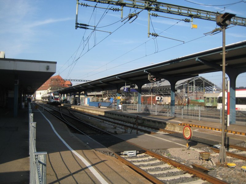 Blick auf den Bahnhof Konstanz. Der Zaun trennt den Bahnhof in deutsche und schweizerische Seiten auf.