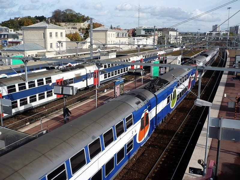 Blick auf den Bahnhof Pontoise am 16.10.2008 mit je einen RER-Doppelstockzug von Transilien und Ile de France.