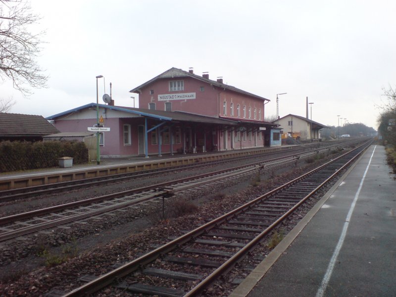 Blick auf das Bahnhofsgebude Neustadt (Waldnaab) am 09.12.07 in dem sich auch das Stellwerk 2 befindet