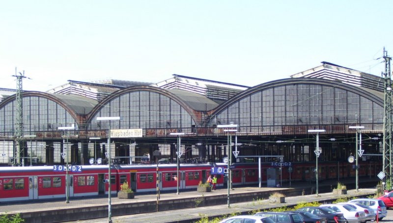 Blick auf die Bahnhofshalle Wiesbaden Hbf; 06.08.2007