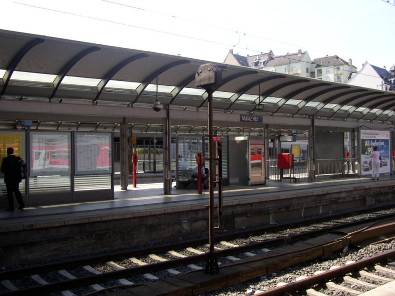 Blick auf den Bahnsteig 4b.    Mainz Hbf am 07.08.2006