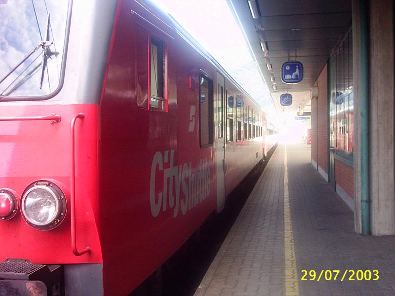 Blick auf den Bahnsteig in Bregenz am 29.7.03