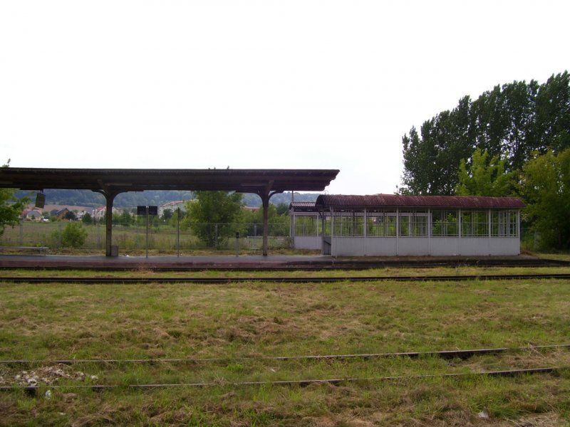 Blick auf den Bahnsteig in Laucha (Unstrut) mit der einzigen Unterfhrung auf der gesamten Strecke der Unstrutbahn zwischen Naumburg (Saale) Hbf und Artern; 19.08.2007
