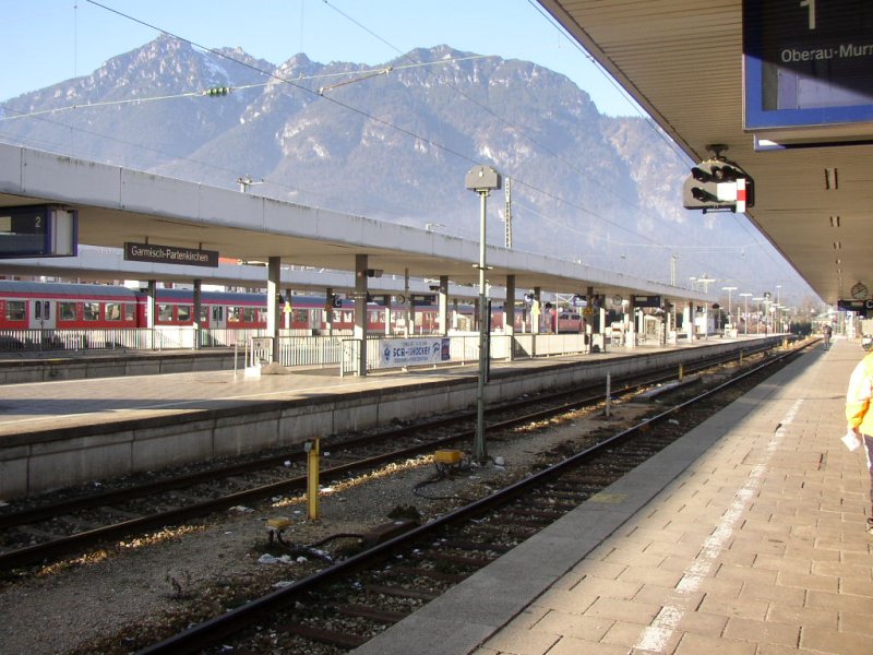 Blick auf die Bahnsteige des Bahnhofs Garmisch-Partenkirchen. Im Hintergrund zu sehen, die wunderschne Berglandschaft.
                29.12.06 