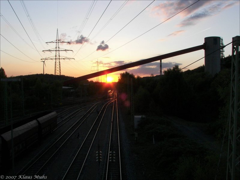 Blick auf die Bergeverladung RE-Hochlarmark am Abend des 18.04.2007. Hier werden die Berge die aus Betrieben der Deutschen Steinkohle AG anfallen angeliefert, über die Ladebrücke in den Bunker und von dort in das Landschaftsbauwerk(Halde)Hoheward (liegt an der Stadtgrenze Herten/Recklinghausen)eingebracht. Berge sind das anfallende Gestein, daß bei der Kohlegewinnung unter Tage anfällt. Links im Bild ist die Windkraftanlage auf der Halde Hoppenbruch in Herten zu sehen.