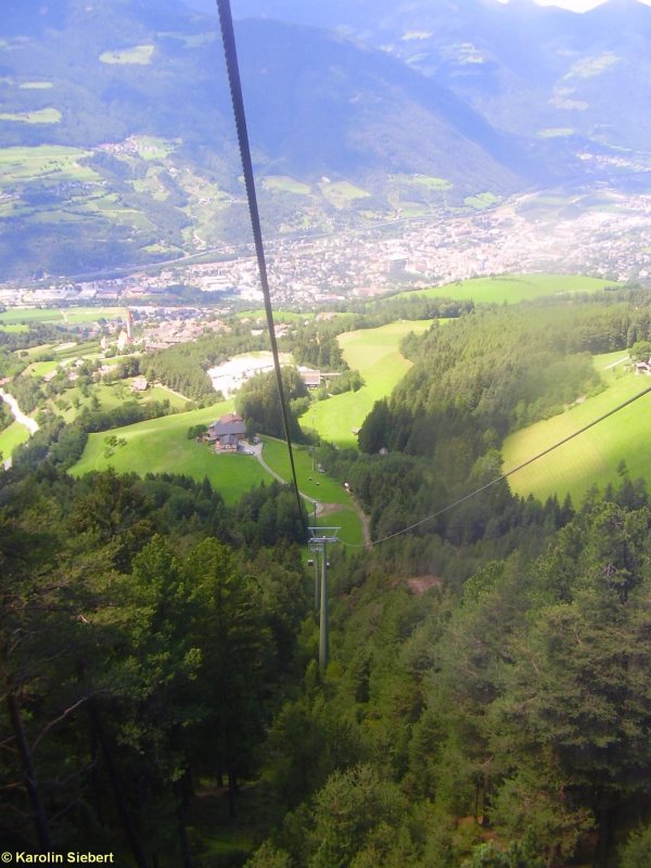 Blick auf Brixen (Sdtirol) aus einer Gondel der Plose - Bergbahn am 02.08.2006