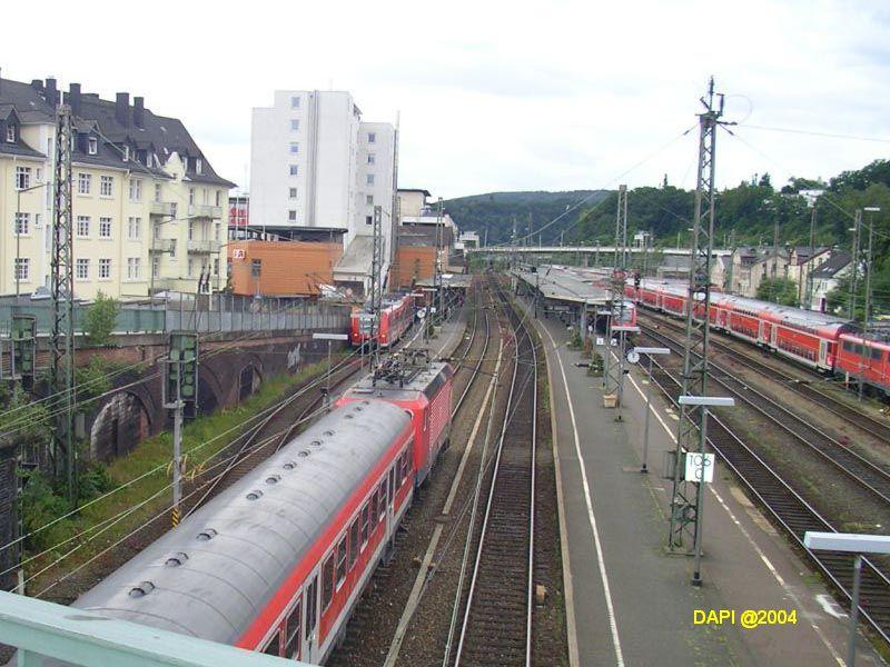 Blick auf dem Siegener Bahnhof. Im Vordergrund mit einer RB nach Au (Sieg). /07/04)