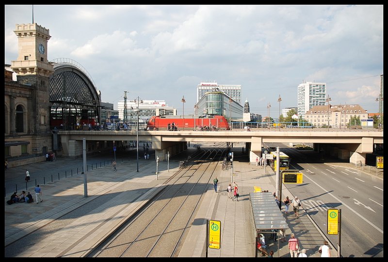 Blick Auf Den Bahnhof Dresden-Hbf Mit Seinen Hochgleisanlagen Unten Doppelhaltestelle Bus-Tram 25.08.07