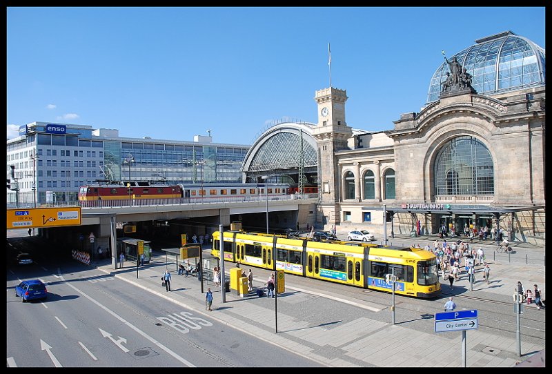Blick Auf Den Bahnhofsvorplatz Mit Doppelhaltestelle Bus Und Tram Und EC 'Vindobona' Nach Wien-Sdbahnhof Bstg.1-9 25.08.07