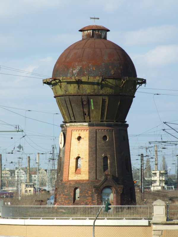 Blick auf den ehem. Wasserturm des Hbf Halle, gesehen am 10.3. vom Bahnsteig 5/6. 