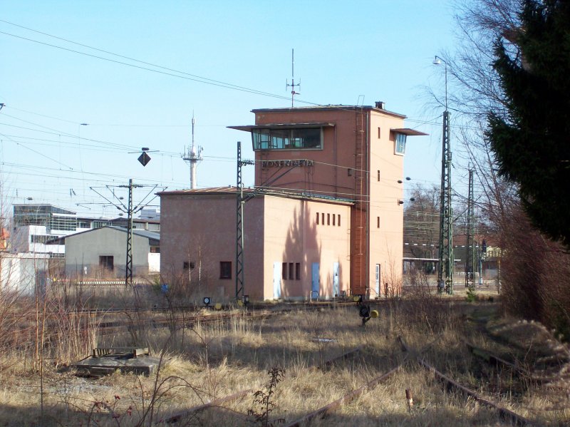 Blick auf das ehemalige Rosenheimer Stellwerk (Rf)vom ehemaligen Lokschuppen aus gesehen. Fotografiert am 10.02.2007.