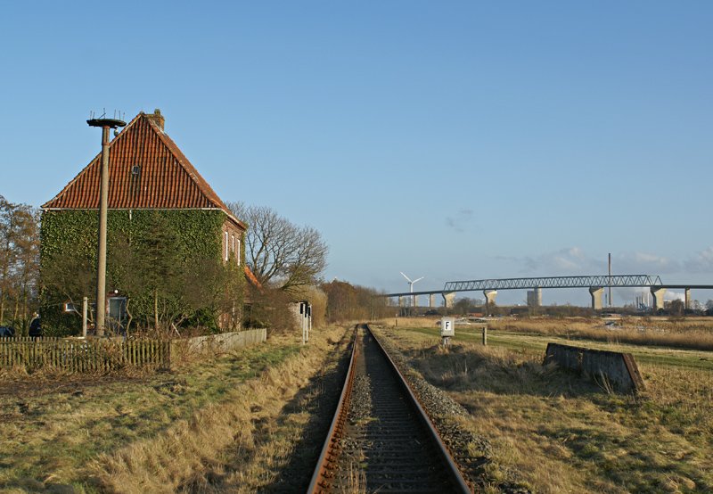 Blick auf den ehemaligen Bahnhof von Averlak an der Strecke St. Michaelisdonn - Brunsbttel Sasol (vormals Condea bzw. Brunsbttel Nord); 08.03.2009.