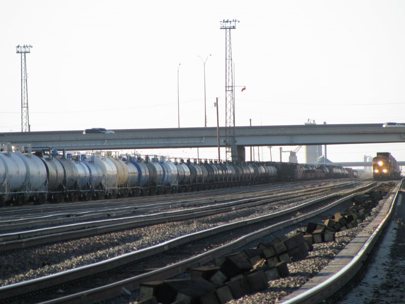 Blick auf einem Rangierbahnhof in Amarillo (Texas): Links steht ein sehr langer Gterzug, rechts im Hintergrund ist ein BNSF Zug zu sehen. Aufgenommen am 3.1.2008.