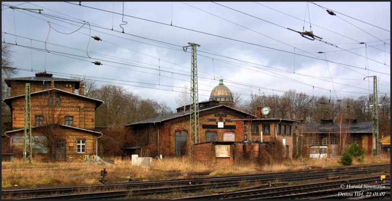 Blick auf einen Lokschuppen des ehem. Bw Dessau, er macht einen wahrhaft trostlosen Eindruck.