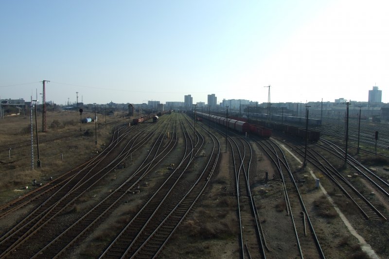 Blick auf einen Teil des Rangierbahnhofes zu Halle. Hinter dem Fotographen-Standpunkt ist nochmal ein mindestens genau so groer Rangierbahnhof zu sehen.

Aufgenommen am 1.4.09 von der Berliner Brcke in Halle-Ost.