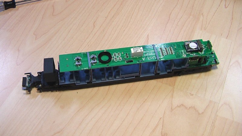 Blick auf den Endwagen des Liliput Flirt. Das ist die Hauptplatine des A-Teils. Hervorragende Technik mit freiem Durchblick durch den ganzen Zug. Hier sieht man: Den ESU Decoder, das Relais fr die Schleiferumschaltung, eine Vorrichtung fr einen Lautsprecher, einige Schalter fr diverse Betriebsmodi und natrlich einige Elektronikkomponenten. Fr 230  ist das wirklich ein Super-Zug.