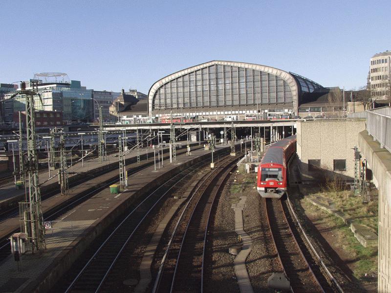Blick auf das Ensemble des Hamburger Hauptbahnhofes, auf der rechten Seite verlt eine S-Bahn in Richtung HH-Harburg den Hauptbahnhof - aufgenommen am 02. Februar 2002