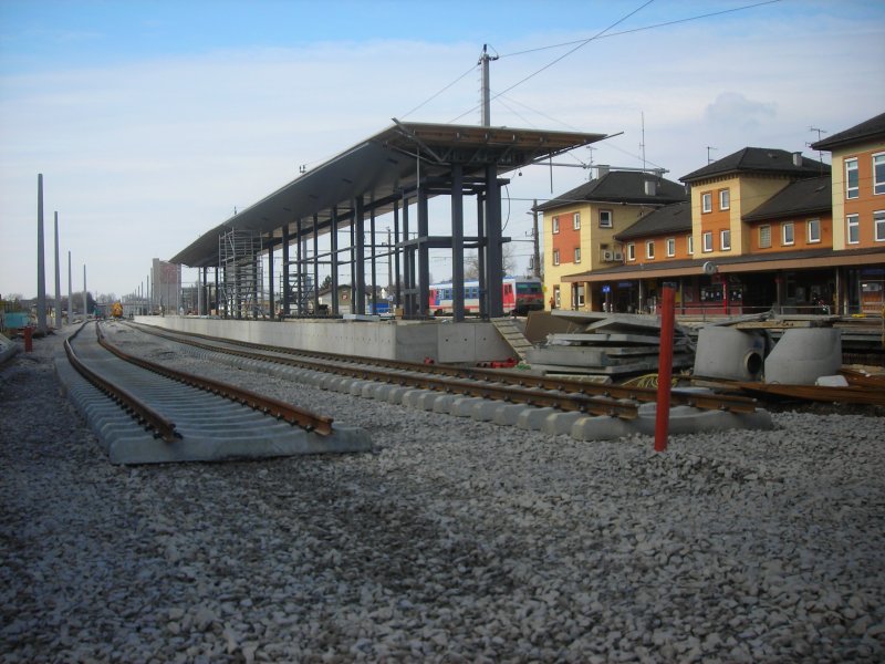 Blick auf den ersten Inselbahnsteig. (in Bau)
Im Hintergrund das Bahnhofsgebude das erhalten bleibt.