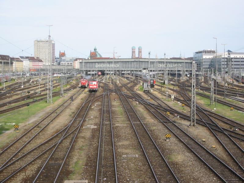 Blick auf die Gleisanlagen von Mnchen Hbf von der Hackerbrcke aus. Im Hintergrund ist gut die Bahnsteighalle zu sehen. Die Aufnahme entstand am 18.07.2004.