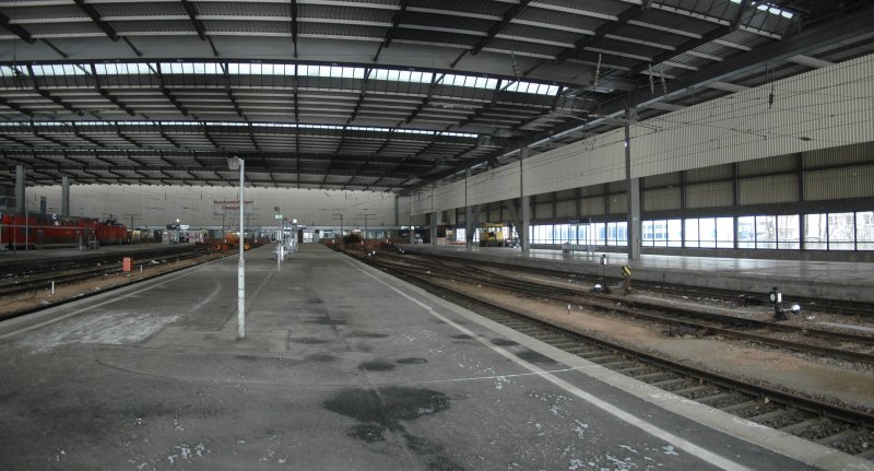 Blick auf die Gleise 1-4. Diese sollen bis 2013 an das Straenniveu abgetragen werden (siehe auch Foto unten)