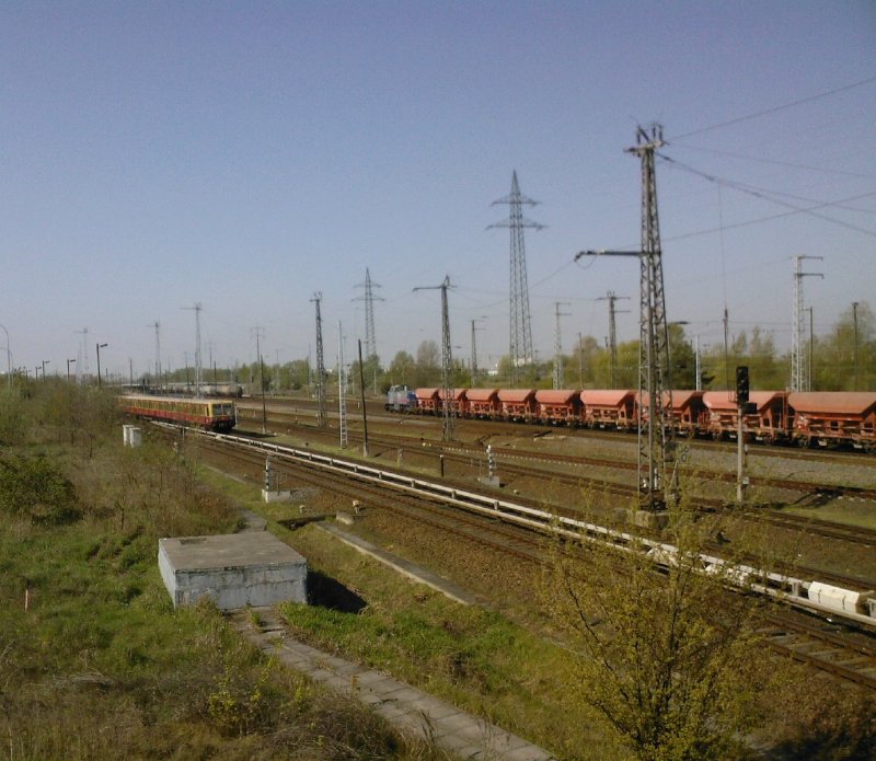 Blick auf das Gleisvorfeld des Bahnhofs Berlin Sch�nefeld Flugahfen mit seinen doch beachtlichen Ausma�en. Zu sehen ist ein G�terzug der EPG, eine Einfahrende SBahn der Linie 9 (BR 485) sowie im Bahnhof eine Kesselzug der von einer Lok der MEG gezogen wurde.