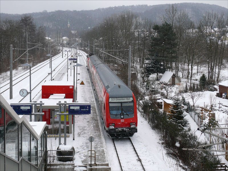Blick auf Hp Freital-Hainsberg-West mit Wendezug-S-Bahn Linie S3 von Tharandt kommend nach Dresden Hbf; 18.02.2009
