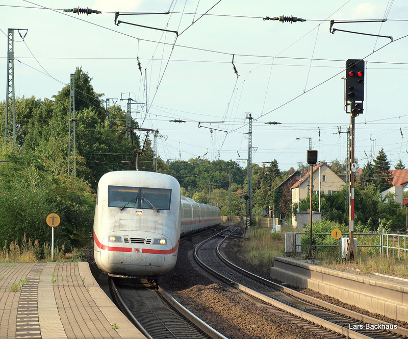 Blick auf den ICE 885 Hamburg-Altona - Mnchen Hbf, der sich am 16.08.09 an der Nordausfahrt des Lneburger Bahnhofes in eine Linkskurve legt.