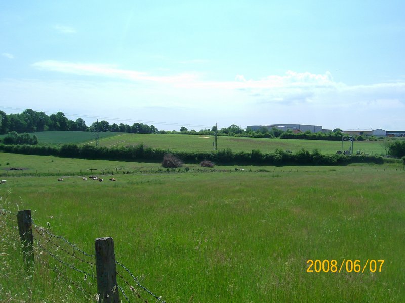 Blick auf die Kbs 140 nrdlich von Reinfeld. Gut zu sehen auch die glnzende neue Oberleitung, die erst vor ein paar Wochen montiert wurde. 07.06.08.