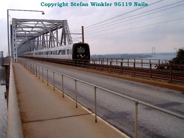 Blick auf die Kleinbeltsbrcke in DK. 1936 hoch ber der Meerenge eingeweiht. Ein Platz, den ich sehr gerne aufsuche. Hier kommt eine Gumminase vom Festland rber nach Fyn. Rechts im Bild die neue Brcke, die die Autobahn Richtung Odense und nun weiter nach Schweden trgt.