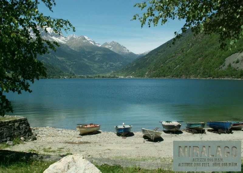 Blick auf den Lago di Poschiavo unmittelbar bei der Bahnstation Miralago(Seeblick)Unten rechts das alte Stationsschild von Miralago,das sich nur wenige Meter entfernt an der Wand des neuen Stationsgebudes befindet.10.05.07
