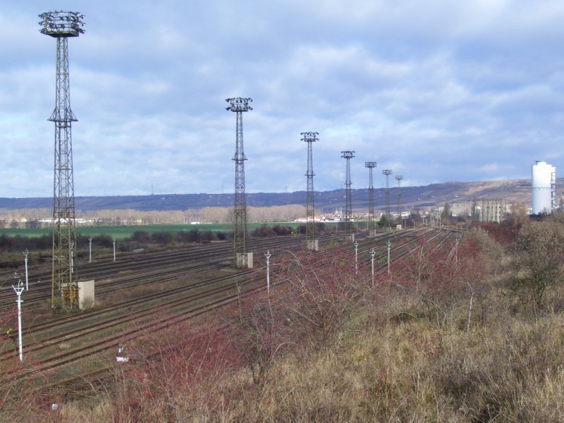 Blick auf die leere Abstellgruppe  100er Gleise  am Zementwerk Karsdorf; 24.11.2007