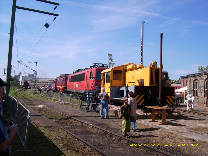 Blick auf eine Lokaufstellung beim Sommerfest in Halle/saale am 14.07.07: Eine Kf, 155 001 und zwei Loks der Baureihe 142.